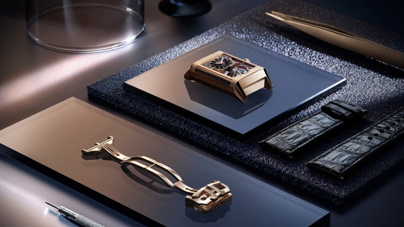 Introducing the Jaeger-LeCoultre Reverso Hybris Artistica Calibre 179 - A Masterpiece in Watchmaking