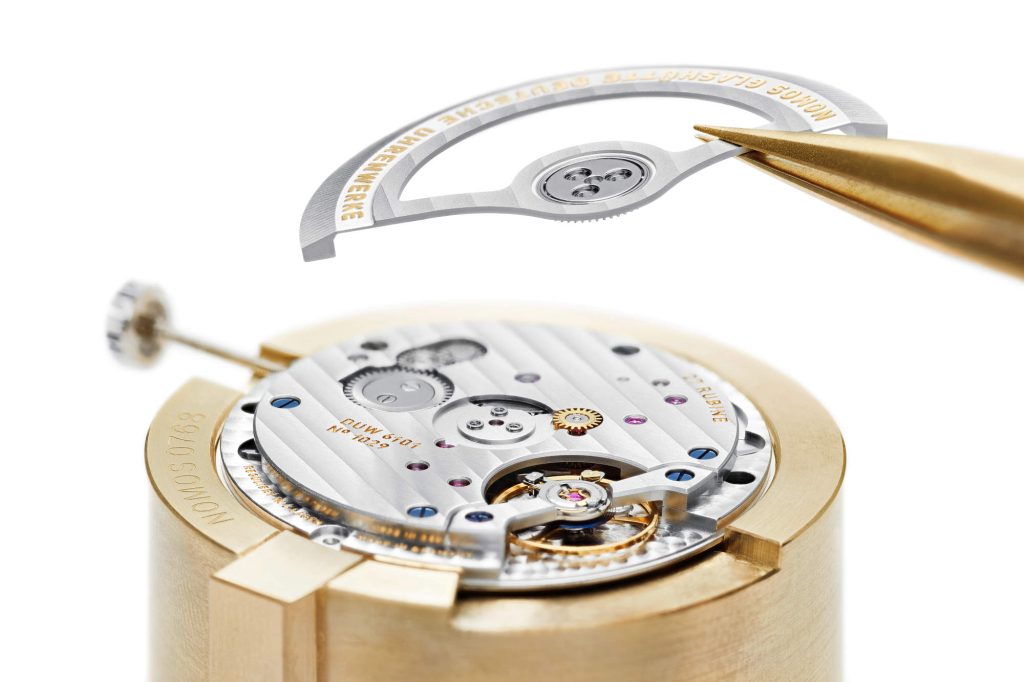 Tangente, refined - NOMOS brings the ring date to 38.5 mm and 18 kt gold
