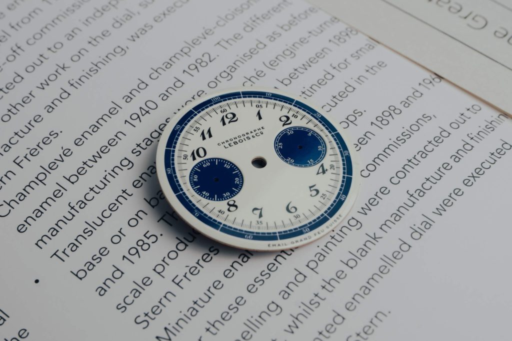 Quiet contrast - Lebois & Co Heritage Atelier Chronograph Bleu sur Blanc