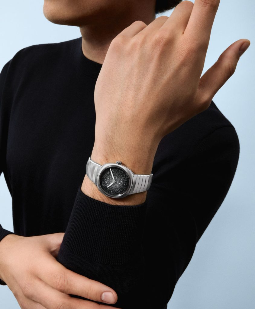 H. Moser Streamliner Two Hands - small scale, full measure