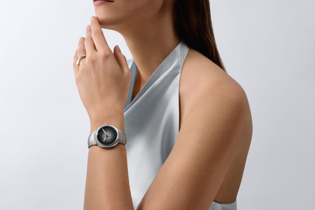 H. Moser Streamliner Two Hands - small scale, full measure