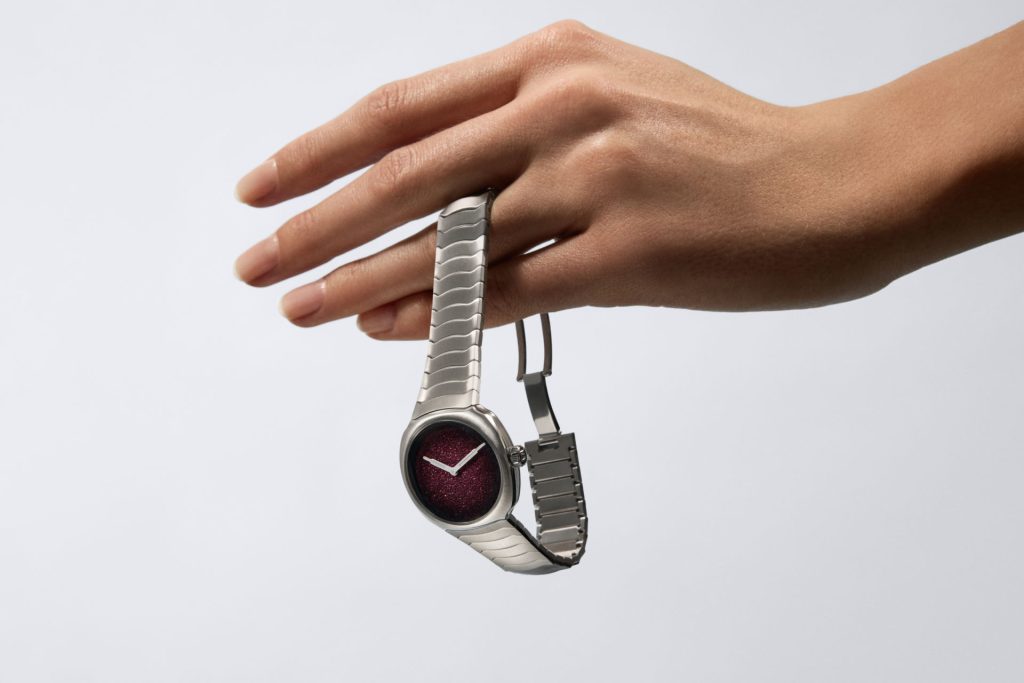 H. Moser Streamliner Two Hands - small scale, full measure