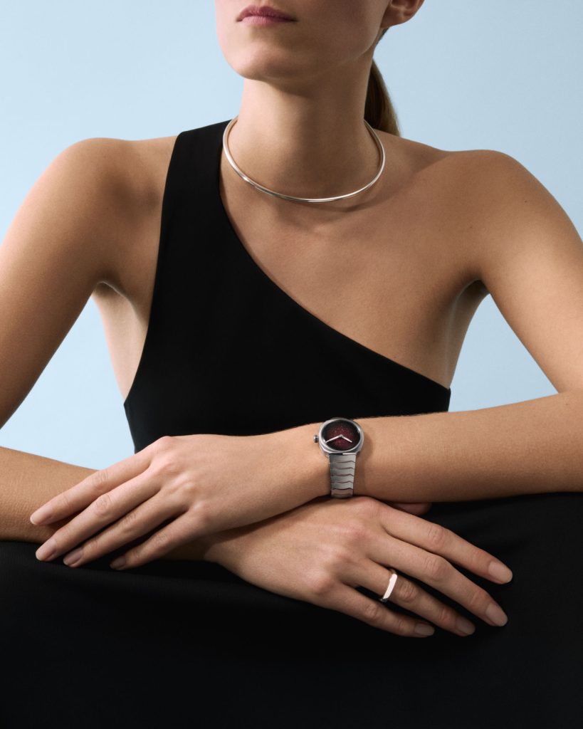 H. Moser Streamliner Two Hands - small scale, full measure