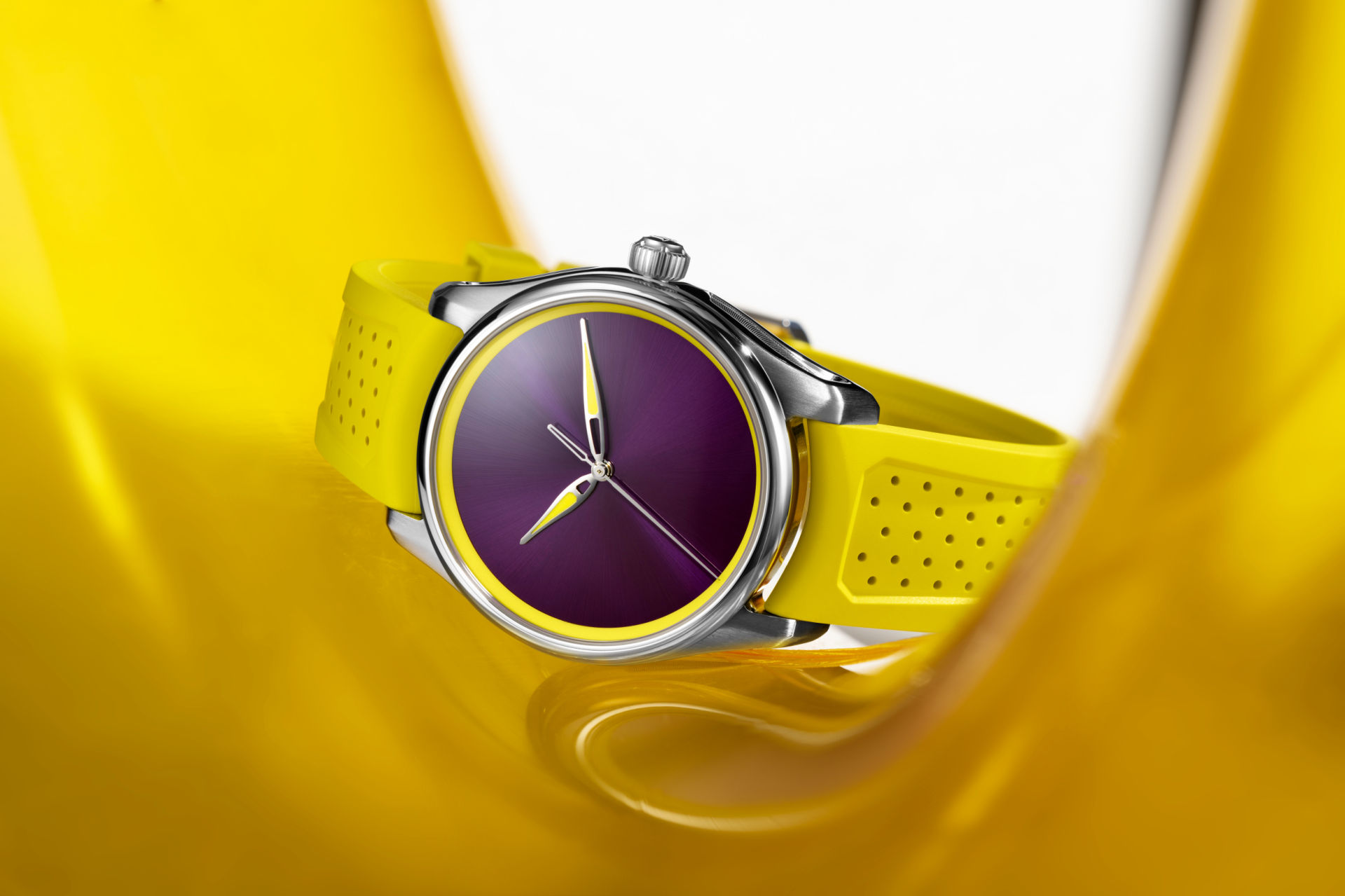 H. Moser Pioneer Centre Seconds Sun Berry: colour turned up, mechanics in check