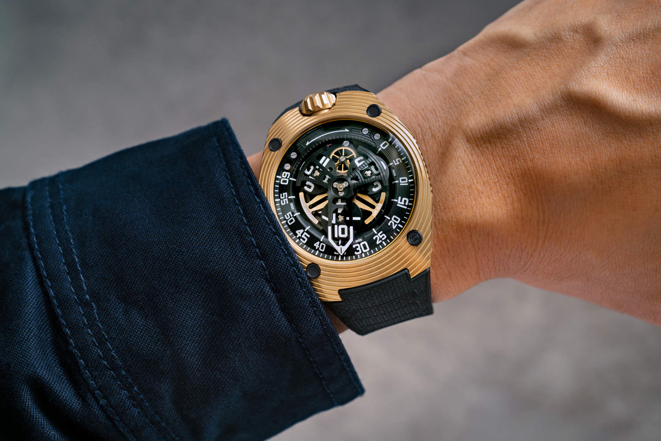 URWERK UR-150 Golden Scorpion – yellow gold, kinetic poise